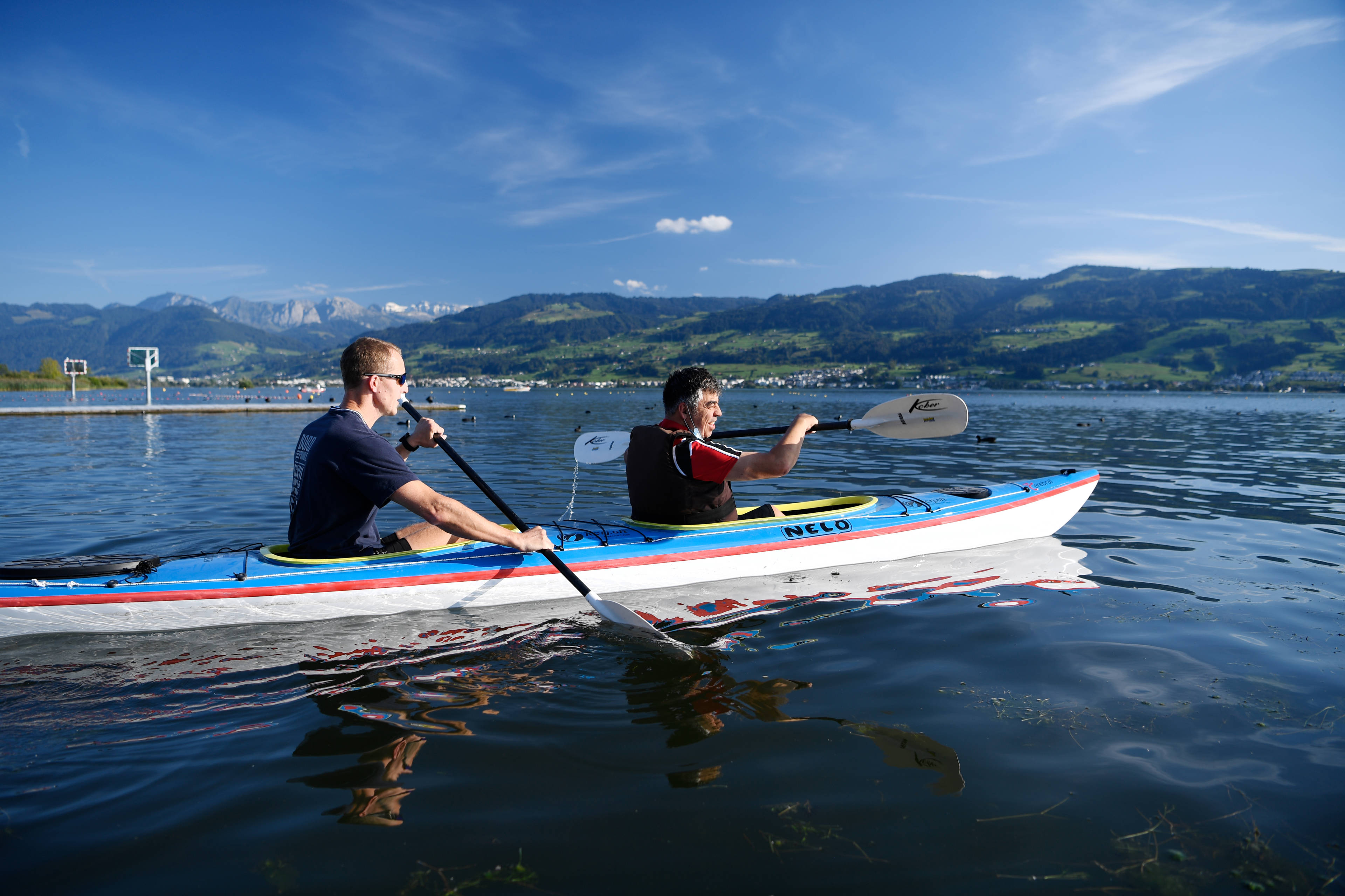 Kajakfahrer, Ralf Seidel, in einem  doppel Kanu zusammen mit einer Person mit besonderen Bedürfnissen
